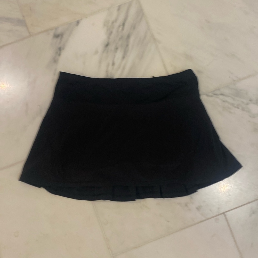 Lululemon skirt black size 6. Excellent condition